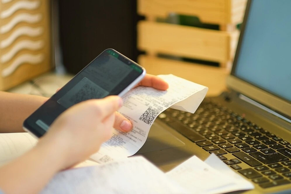mujer-irreconocible-escanea-recibos-tiendas-usando-telefono-inteligente_941451-4294.webp
