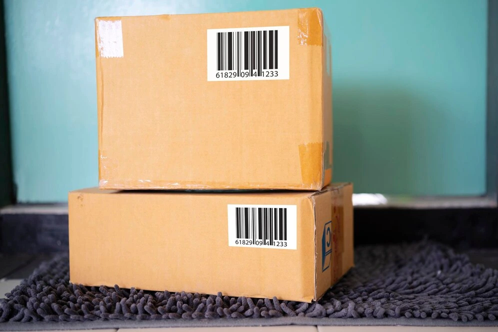 caja-paquetes-piso-cerca-puerta_43780-4601.webp