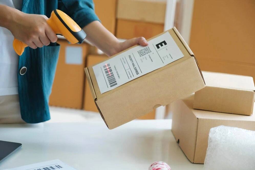 joven-empresario-escaneando-caja-pedido-linea_1421-7305.webp