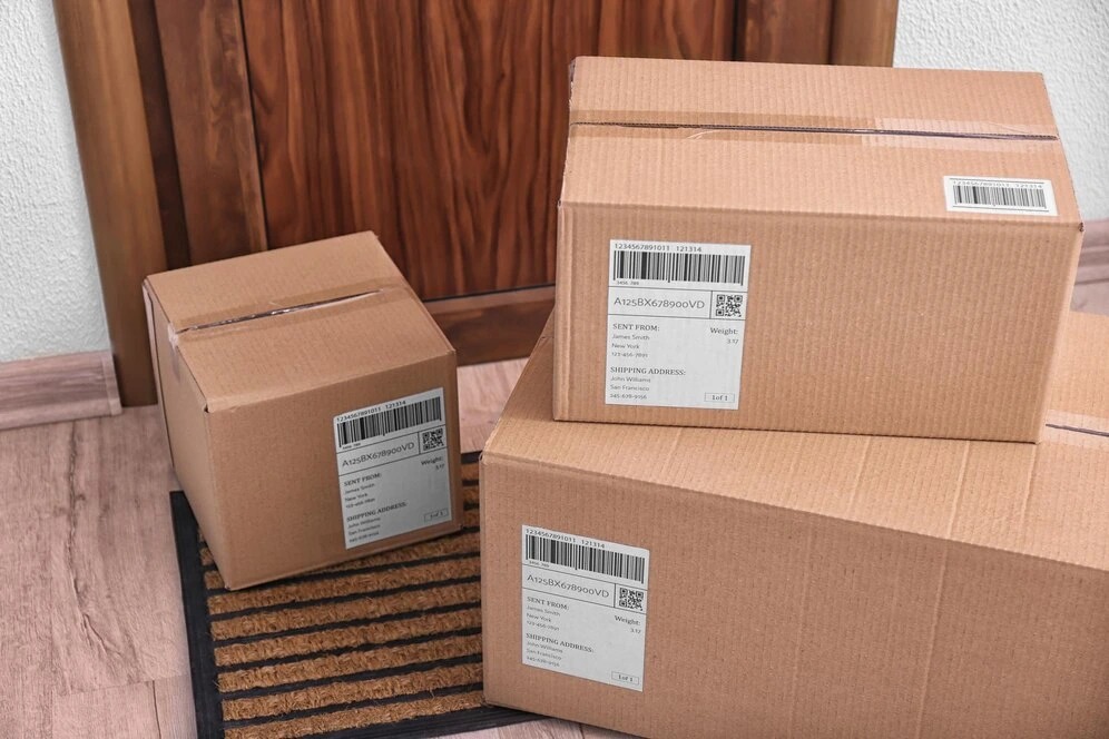 cajas-paquetes-piso-cerca-puerta_392895-200116.webp